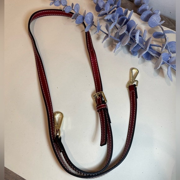 Crossbody strap EUC Red metallic with gold hardware - Picture 3 of 4